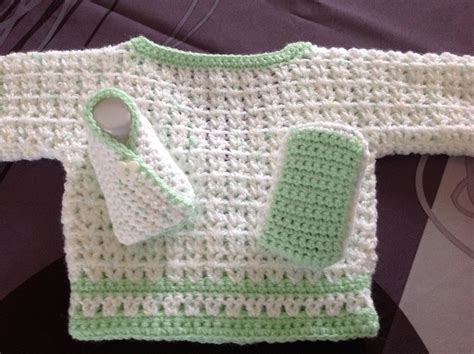 Brassiere bébé et chaussons au crochet vert et blanc taille naissance