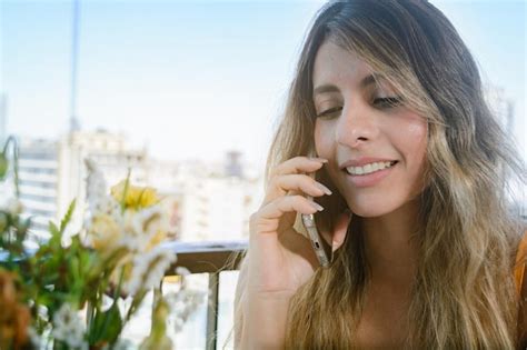 Primer Plano De Una Joven Latina En Una Llamada Telef Nica Escuchando