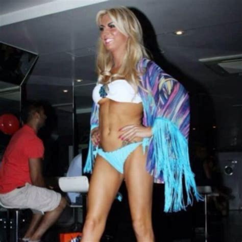 10 Hot Sexy Chelsey Harwood Bikini Pics