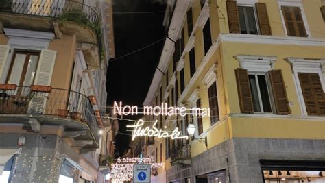 Torrone Il Momento Clou Delle Luminarie Con Le Frasi Di Vialli