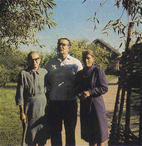 Село Константиново. Сёстры и сын поэта Сергея Есенина. 1970 ... | Назад ...