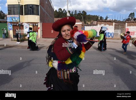 Los Juerguistas Que Visten Trajes Tradicionales Bailan Durante El