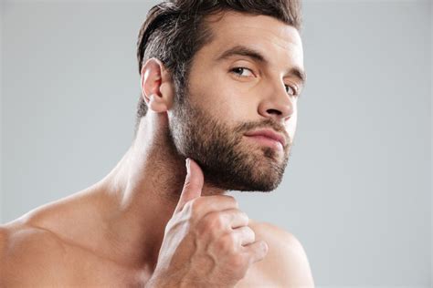 Masculinización facial resalta los rasgos faciales masculinos