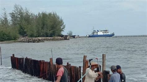 Warga Gunakan Kayu Dan Karung Pasir Sebagai Penahan Ombak