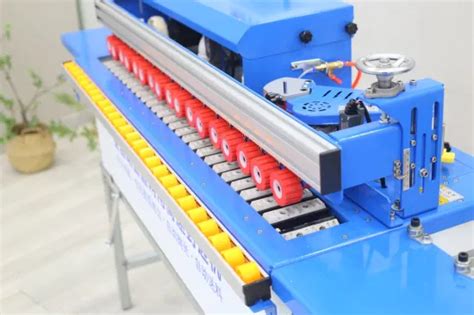 A Small Edge Banding Machine Automatic Straight And Curve Edge Lipping