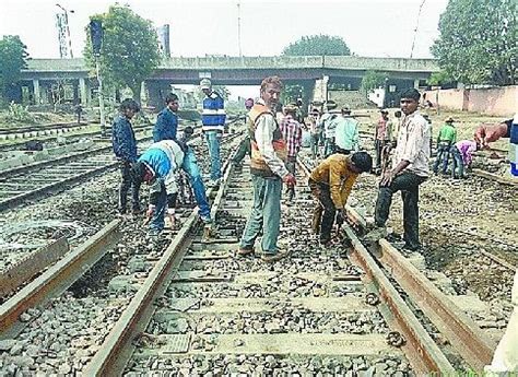 Railway Station Hisar, Track Metinence, Hisar - हिसार रेलवे स्टेशन पर ...