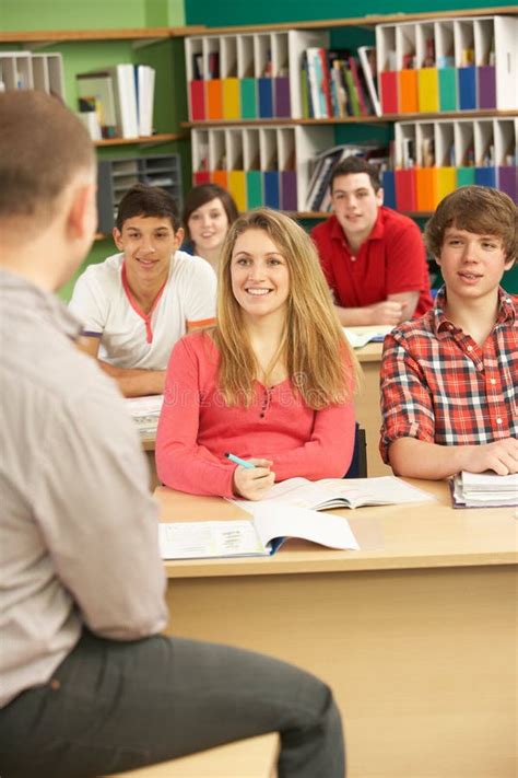 Estudantes Adolescentes Que Estudam Na Sala De Aula Tutor Foto De