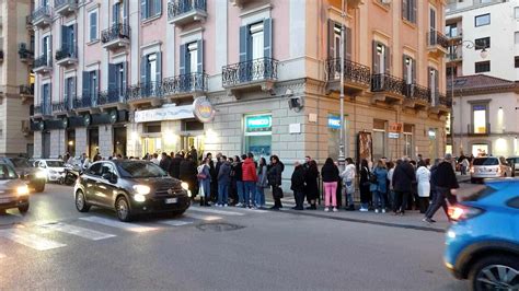 Folla e traffico a Salerno città boom di presenze mega fila al Nettuno