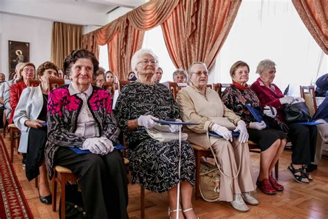 KISALFOLD Több mint fél évszázadot tanítottak díszokleveleket