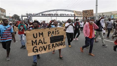 Zungueiras e activistas na Esquadra da Polícia após protesto impedido