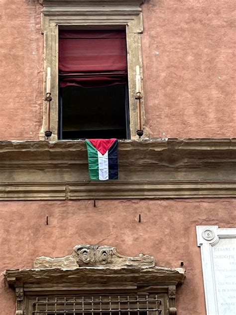 Scontri Bologna Sinagoga Salva Ma Presa Di Mira La Sede Della