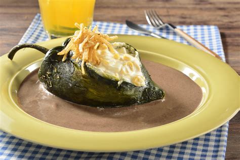 Chile Poblano Relleno De Granos De Elote Y Queso Panela Con Salsa De Frijol