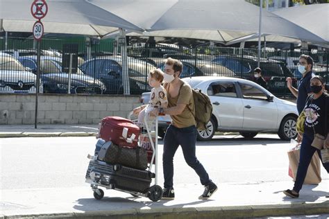 Thales Bretas Desembarca Os Filhos E Fam Lia No Rio De Janeiro