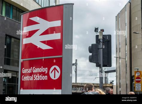 Cardiff Wales 7 August 2021 Sign Pointing To Cardiff Central