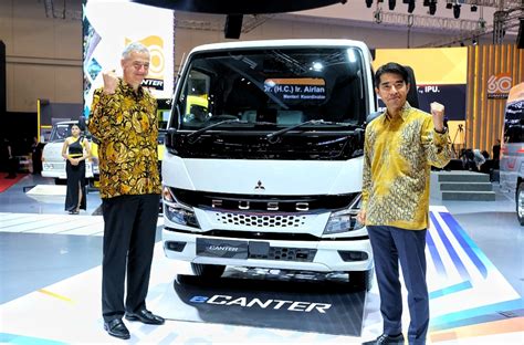 Rayakan Tahun Canter Mitsubishi Fuso Luncurkan Canter Bus