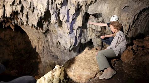 La Reina Sof A Visita El Yacimiento De Atapuerca Como Una Arque Loga