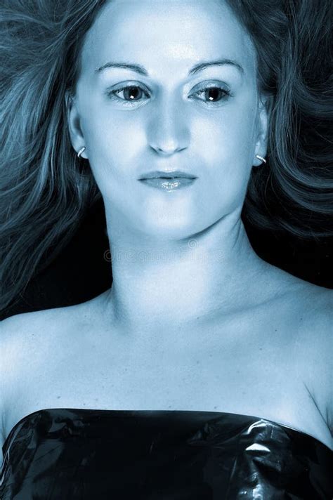 Portret Van Mooie Blonde Vrouw Stock Afbeelding Image Of Emotie Aantrekkingskracht