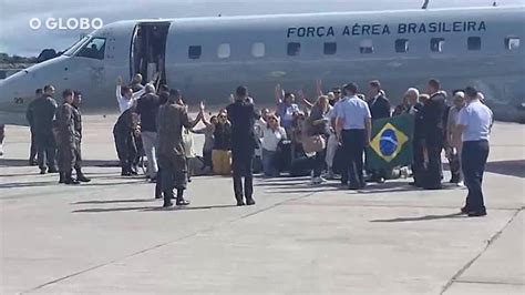 Avião brasileiros repatriados de Israel chega ao Rio