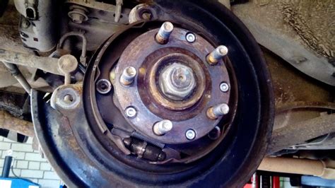 Замена задних тормозов — Subaru Forester (SG), 2,5 л, 2006 года | визит ...