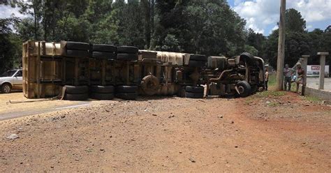 G1 Carreta Soja Tomba Em Rodovia E Motorista Fica Ferido No Norte