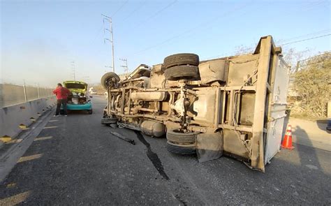 NL Volcadura de camión provoca tráfico en carretera a Laredo