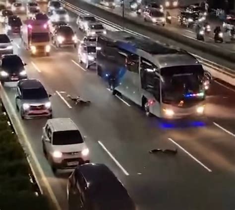 Ciri Ciri Pria Tanpa Identitas Tergeletak Di Tengan Jalan Tol Dalkot Tomang