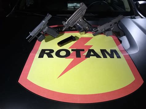 Policiais Da Rotam Prendem Homem Submetralhadora E Pistolas De