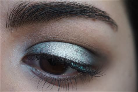 Picture Tutorial: Glowy Halo Eye | The Indie Makeup Blog