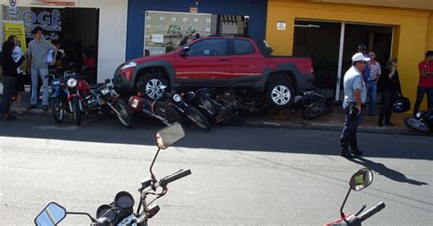 G Mulher Perde O Controle De Carro E Atinge Oito Motos No Interior