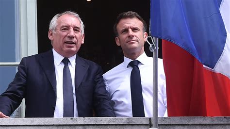 François Bayrou Premier ministre LFI promet la censure le RN l écarte