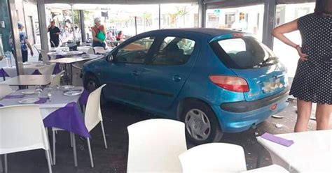 Olvida Poner El Freno De Mano Y Su Coche Acaba En La Terraza De Una