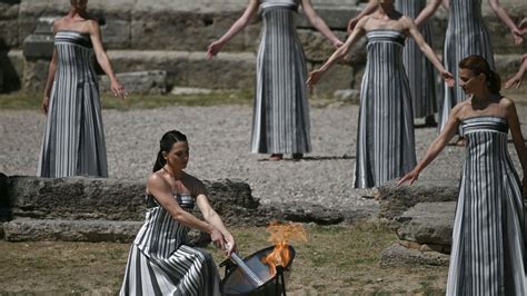 Paris La Flamme Des Jeux Olympiques A T Allum E Olympie Et