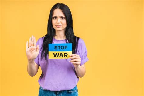 Detener La Guerra En Ucrania Retrato De Mujer Enojada Agresiva Triste