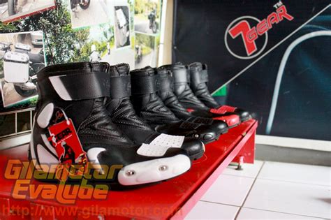 Pilih Pilih Sepatu Touring Lindungi Kaki Dari Cidera Gilamotor