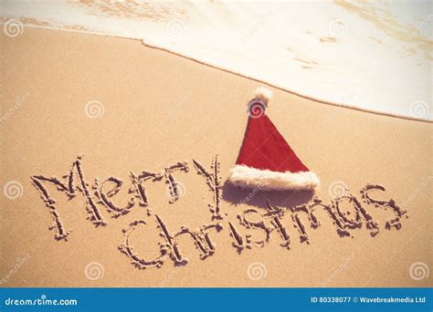 Frohe Weihnachten Geschrieben Auf Sand Mit Sankt Hut Stockbild Bild
