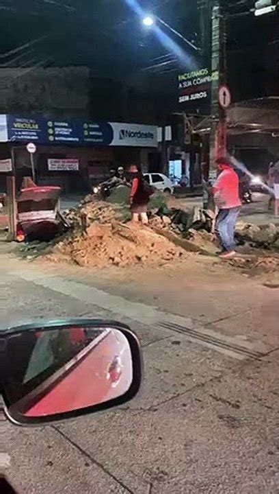 Carro cai em buraco na avenida José Bastos Vídeo Dailymotion