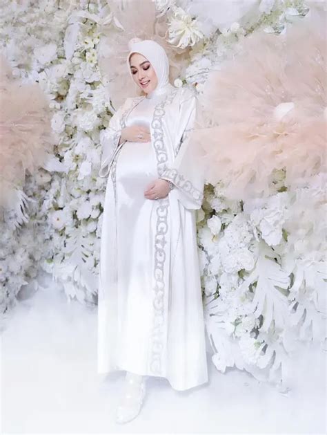 Potret Glowing Syahrini Pamer Baby Bump Yang Makin Besar Pakai Outfit