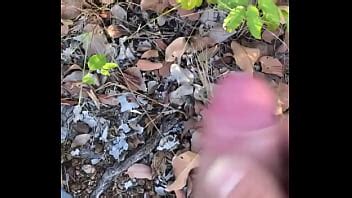 Meando y pajeándose en el monte XVIDEOS