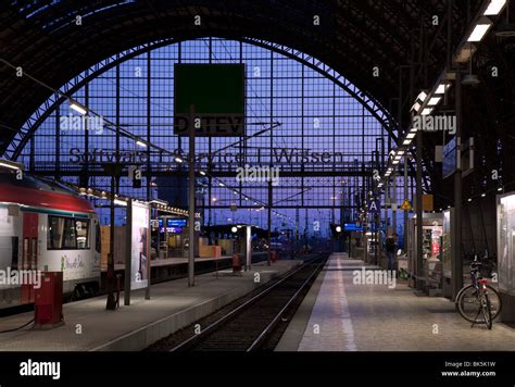 Frankfurt's Main Station (Hauptbahnhof) at night Stock Photo - Alamy