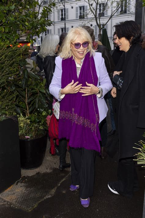 Vidéo Amanda Lear avait opté pour un total look lilas Amanda Lear