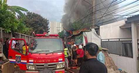 12 Unit Damkar Diterjunkan Padamkan Kebakaran Lapak Rongsok Di Depok