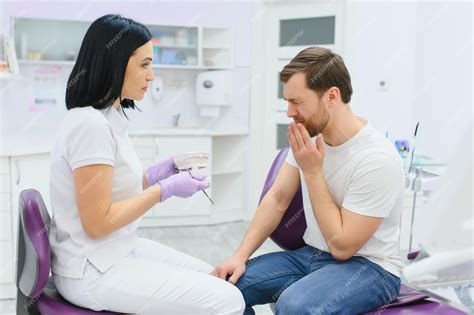 Premium Photo Woman Dental Doctor Dentist Shows Model Of Jaws Visual
