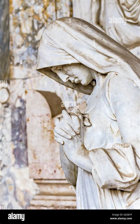 Details Der Statue Trauernde Frau Mit Ihre Hände Im Gebet