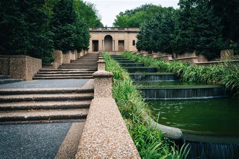 Fuente De Conexión En Cascada En El Parque Meridiano De La Colina En