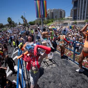 Tel Aviv celebra su emblemática marcha del Orgullo Gay con una participación multitudinaria
