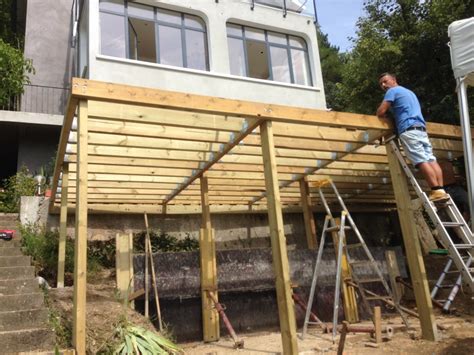 Terrasse sur pilotis en bois composite à Caluire Rhône Made in bois