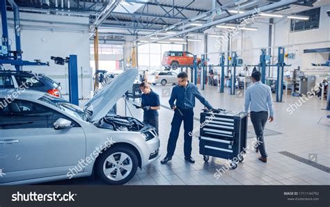 11 118 imágenes de Mujer en taller automotriz Imágenes fotos y