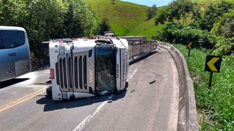 A Gazeta Carreta Tomba Na BR 101 E Interdita Parte Da Pista Em Rio