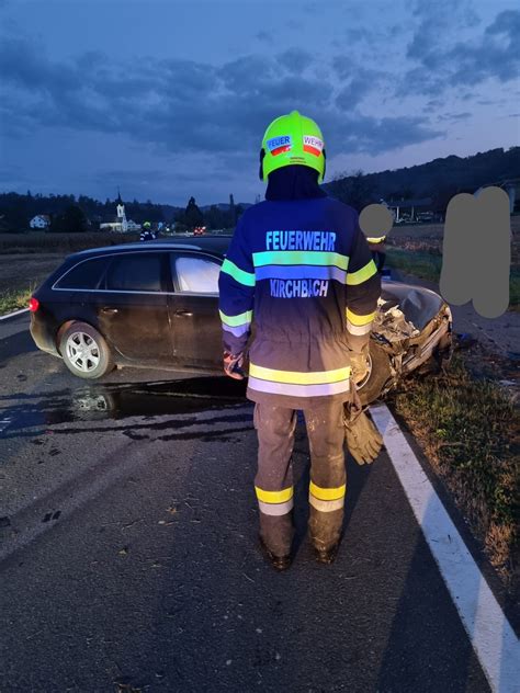 T Pkw Gegen Laterne Feuerwehr Kirchbach