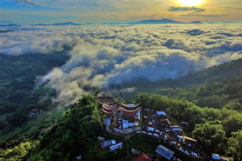 Berlari 10K Di Puncak Lolai Sambil Merasakan Sensasi Negeri Di Atas